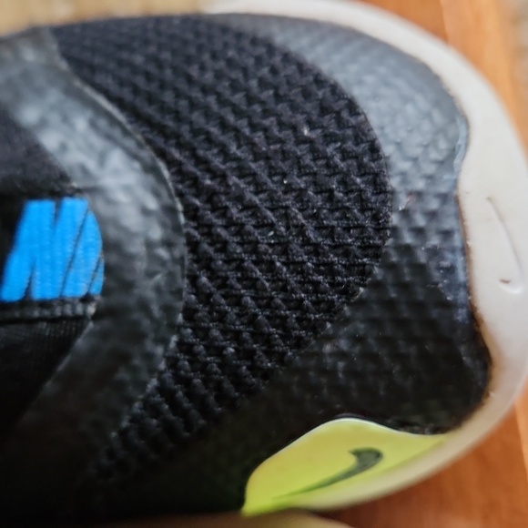 Nike boys black with yellow swoosh shoes size 7 - Picture 9 of 10